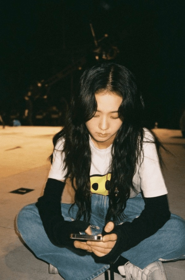 Soi màn hình điện thoại của Jisoo, netizen phát hiện một điều không thể hiểu nổi ảnh 1