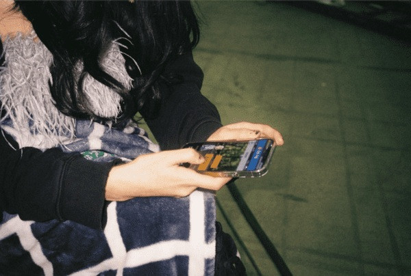 Soi màn hình điện thoại của Jisoo, netizen phát hiện một điều không thể hiểu nổi ảnh 2