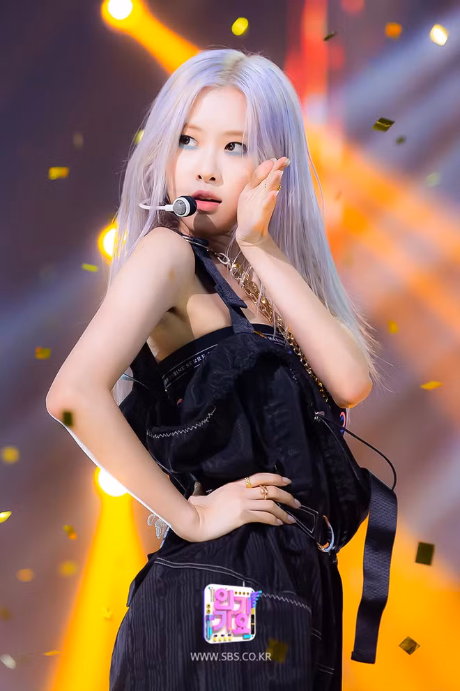 Không phải stylist của BLACKPINK, người chọn màu tóc tím khói cho Rosé bất ngờ hơn nhiều ảnh 2