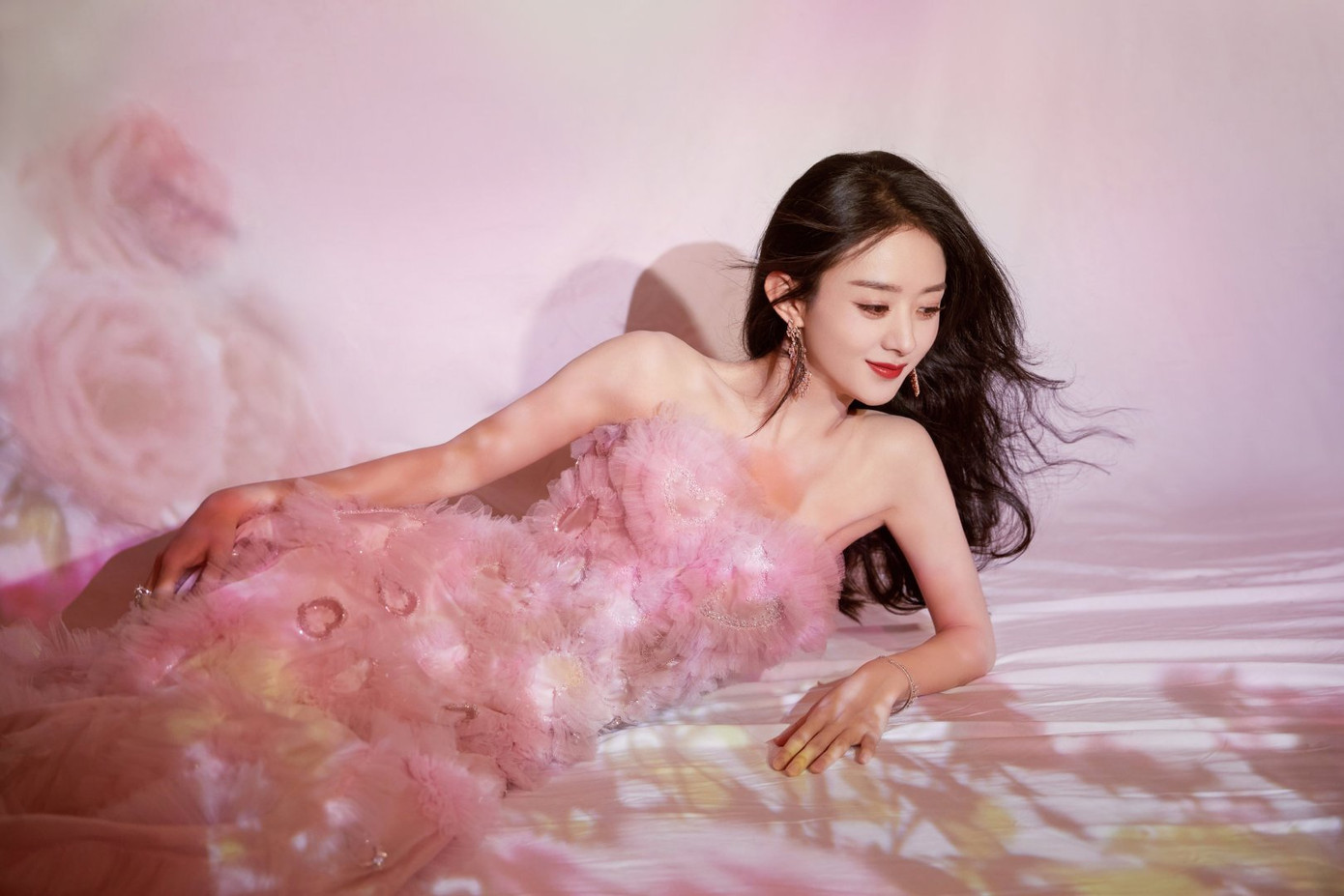 Sao Hoa ngữ ở đêm “Tinh Động Douyin“: Không ai mặc xấu, thần thái nhất là Triệu Lệ Dĩnh ảnh 3