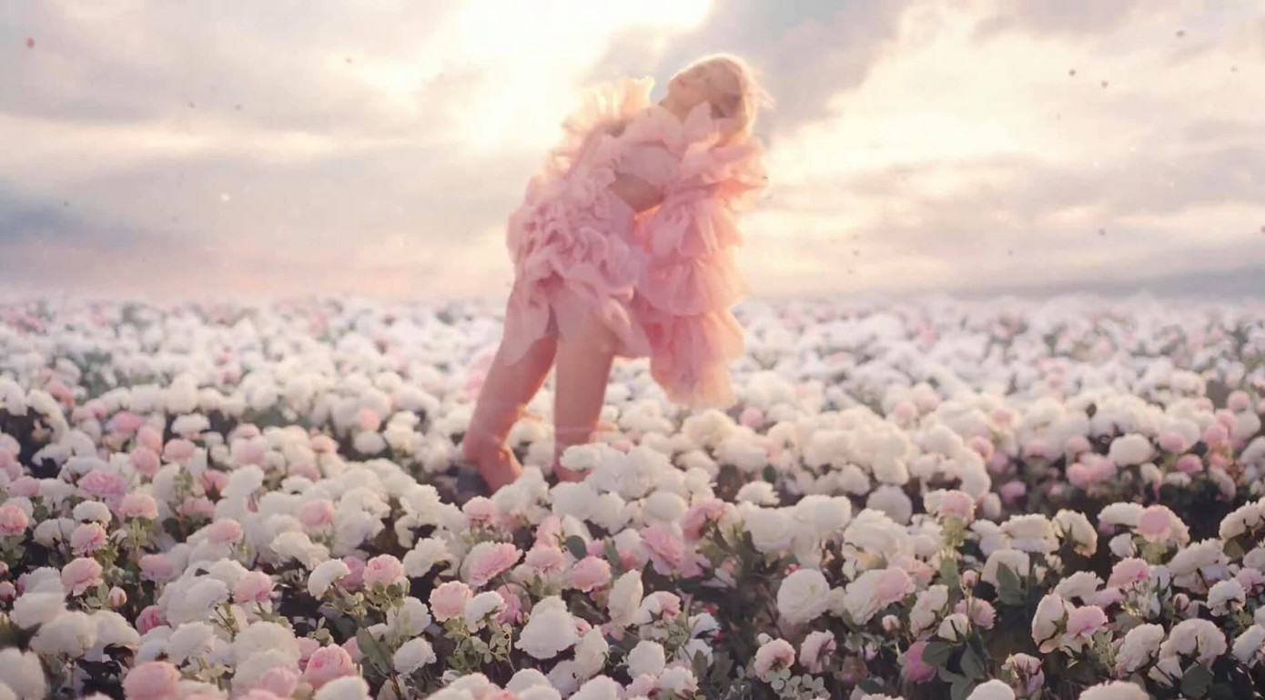 “Thánh diện đồ cồng kềnh” gọi tên Rosé: Mặc váy áo to sụ vẫn thanh thoát mới lạ ảnh 10