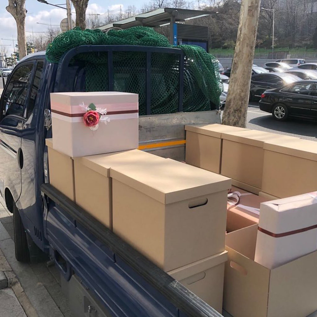 Bạn sẽ sốc nặng khi biết fan Trung Quốc chi bao tiền mua quà sinh nhật cho Lisa ảnh 2