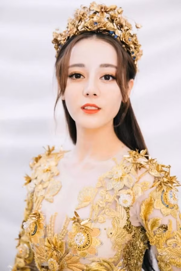 Mỗi lần đội vương miện, Địch Lệ Nhiệt Ba đều gây thương nhớ vì nhan sắc kiêu sa, lộng lẫy ảnh 9