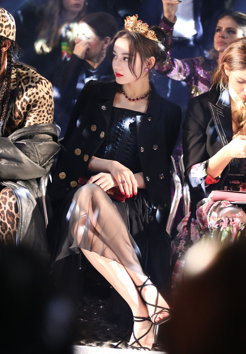 Mỗi lần đội vương miện, Địch Lệ Nhiệt Ba đều gây thương nhớ vì nhan sắc kiêu sa, lộng lẫy ảnh 2