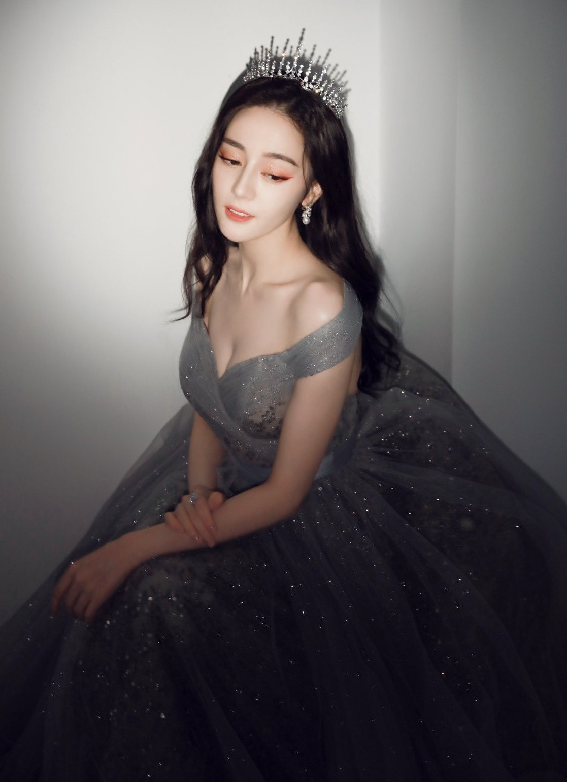 Mỗi lần đội vương miện, Địch Lệ Nhiệt Ba đều gây thương nhớ vì nhan sắc kiêu sa, lộng lẫy ảnh 8