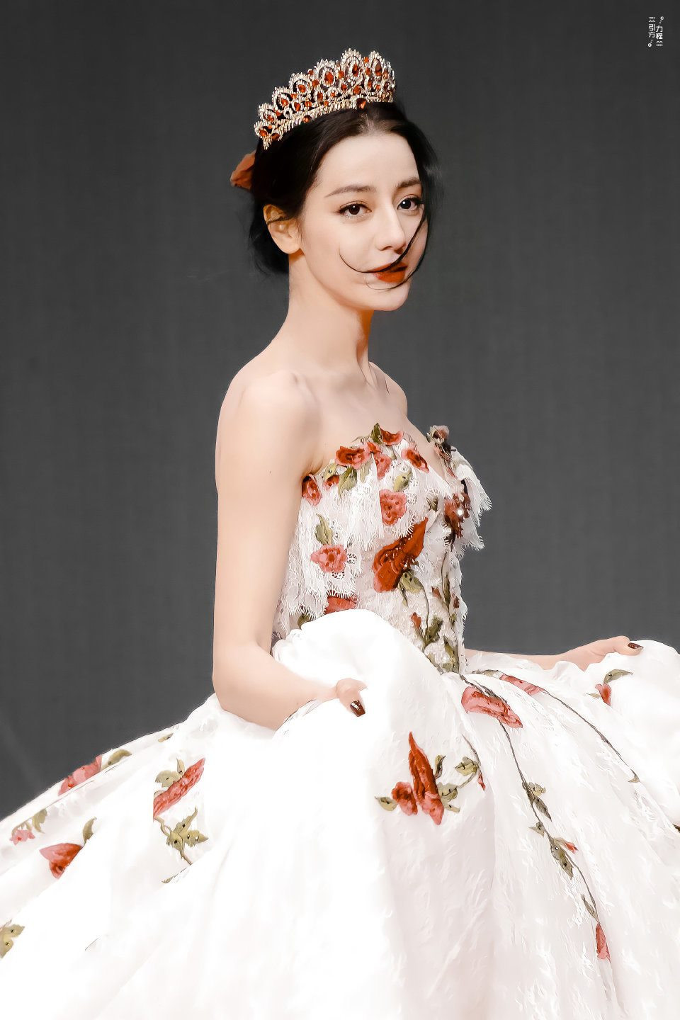 Mỗi lần đội vương miện, Địch Lệ Nhiệt Ba đều gây thương nhớ vì nhan sắc kiêu sa, lộng lẫy ảnh 6