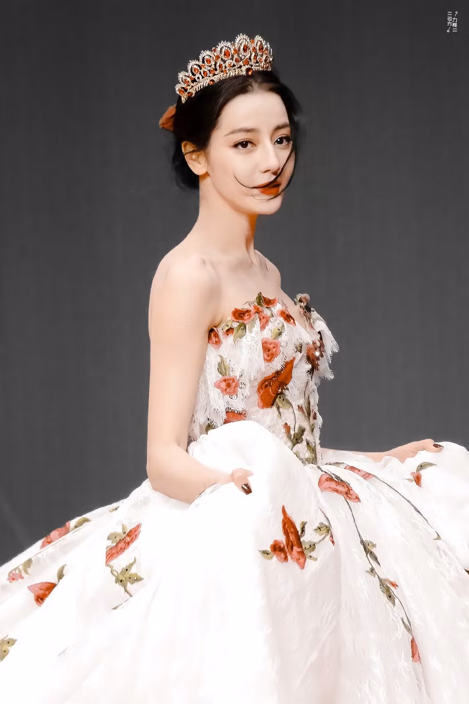 Mỗi lần đội vương miện, Địch Lệ Nhiệt Ba đều gây thương nhớ vì nhan sắc kiêu sa, lộng lẫy ảnh 6