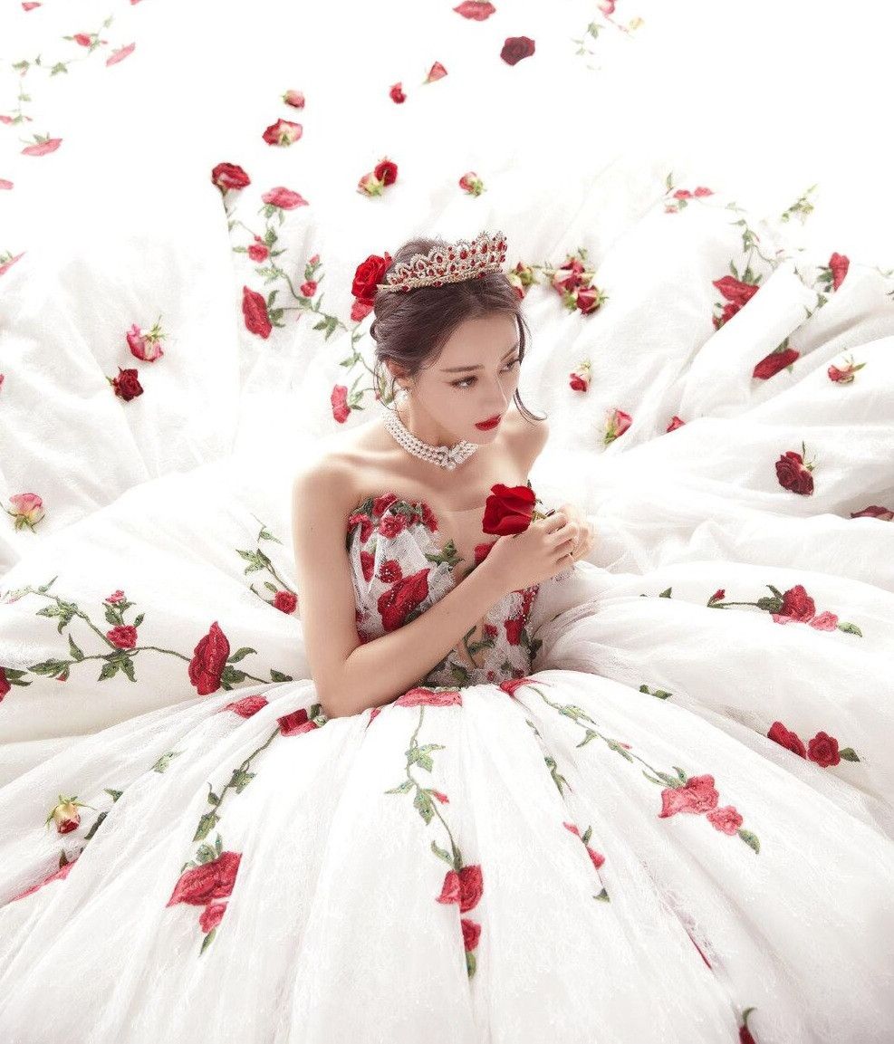 Mỗi lần đội vương miện, Địch Lệ Nhiệt Ba đều gây thương nhớ vì nhan sắc kiêu sa, lộng lẫy ảnh 5