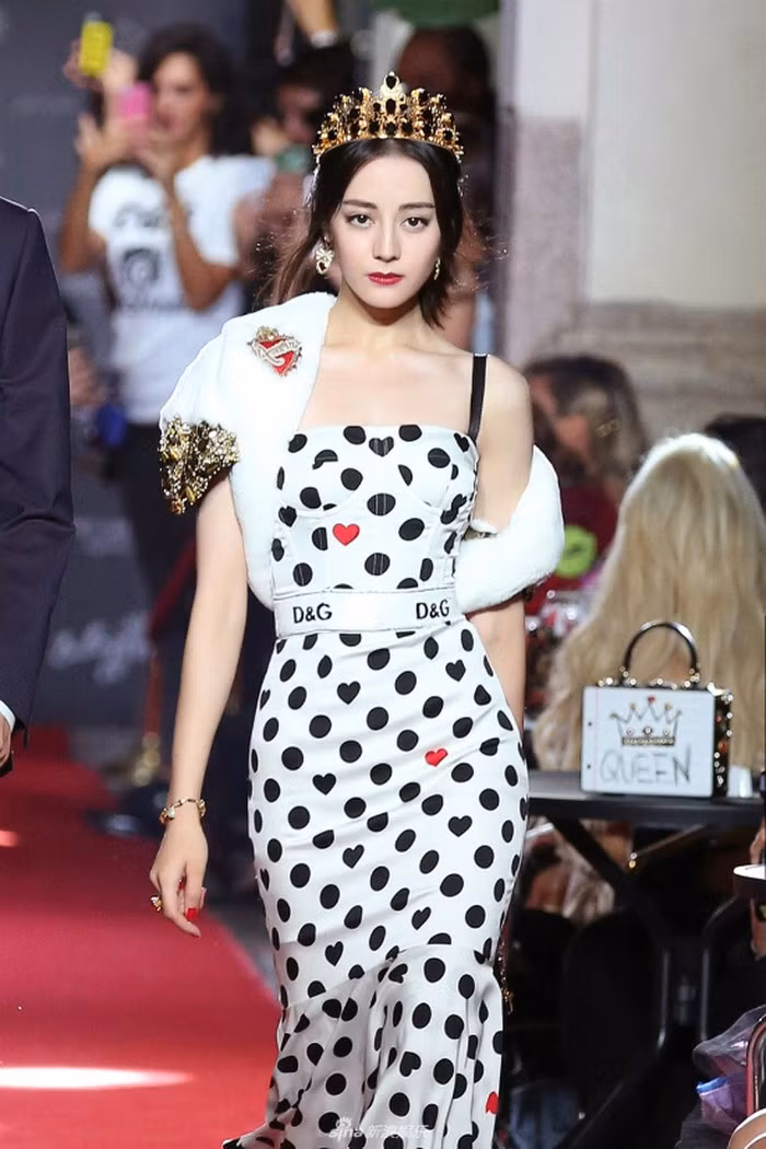 Mỗi lần đội vương miện, Địch Lệ Nhiệt Ba đều gây thương nhớ vì nhan sắc kiêu sa, lộng lẫy ảnh 4