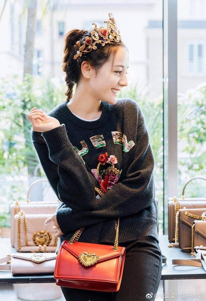 Mỗi lần đội vương miện, Địch Lệ Nhiệt Ba đều gây thương nhớ vì nhan sắc kiêu sa, lộng lẫy ảnh 11