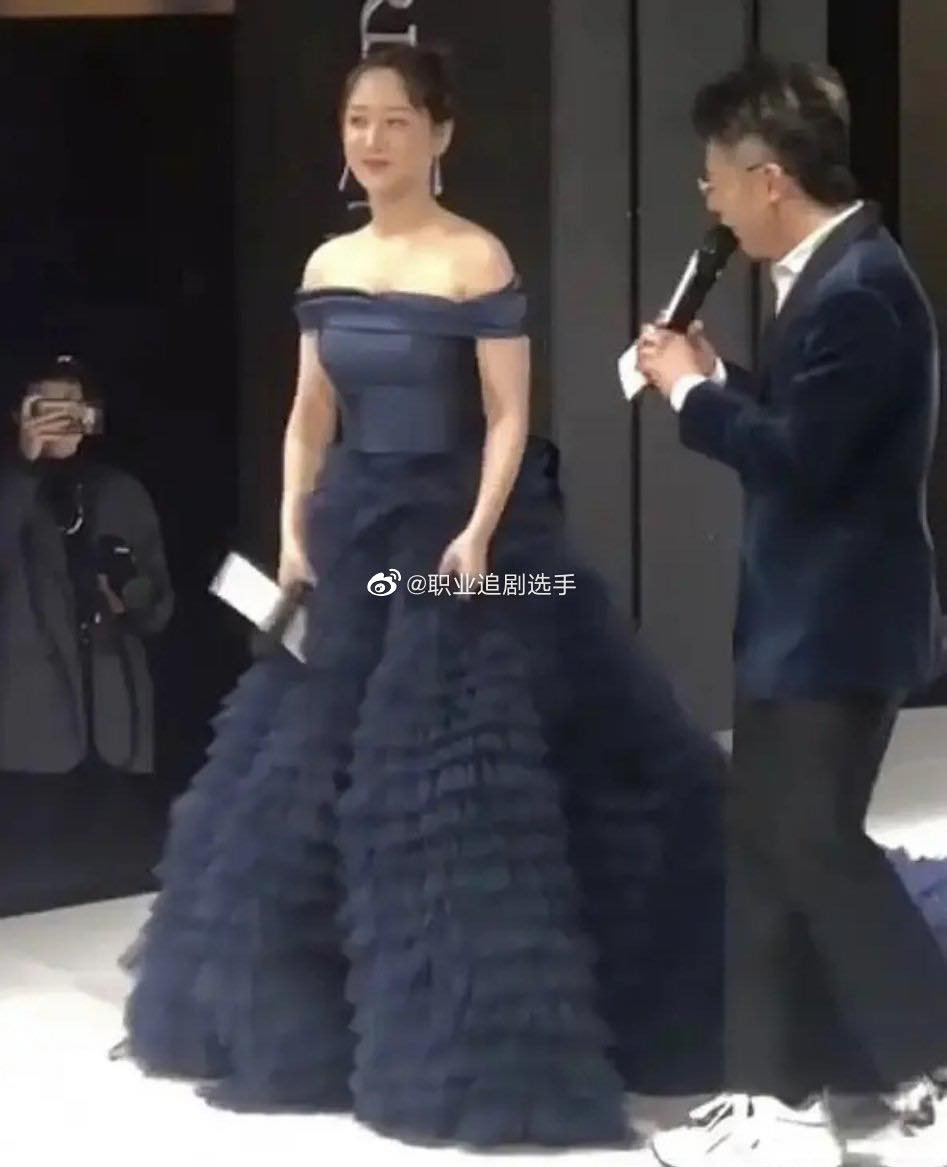 Chưa rút kinh nghiệm sau váy Công Trí, Dương Tử lại tự “dìm hàng” do chọn sai trang phục ảnh 4