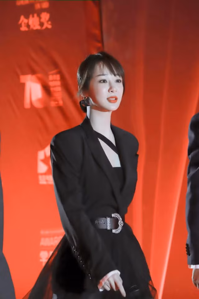 Chưa rút kinh nghiệm sau váy Công Trí, Dương Tử lại tự “dìm hàng” do chọn sai trang phục ảnh 9