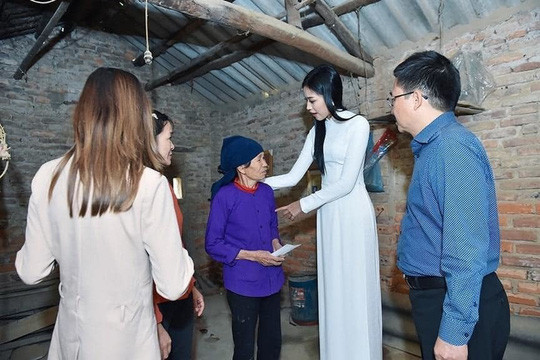 Đỗ Thị Hà bị người mẫu Trang Trần chê trách khi mặc áo dài đi làm từ thiện Rút cục thì Tiểu Vy đã thì thầm điều gì với Hoa hậu Đỗ Thị Hà trong đêm chung kết? ảnh 3