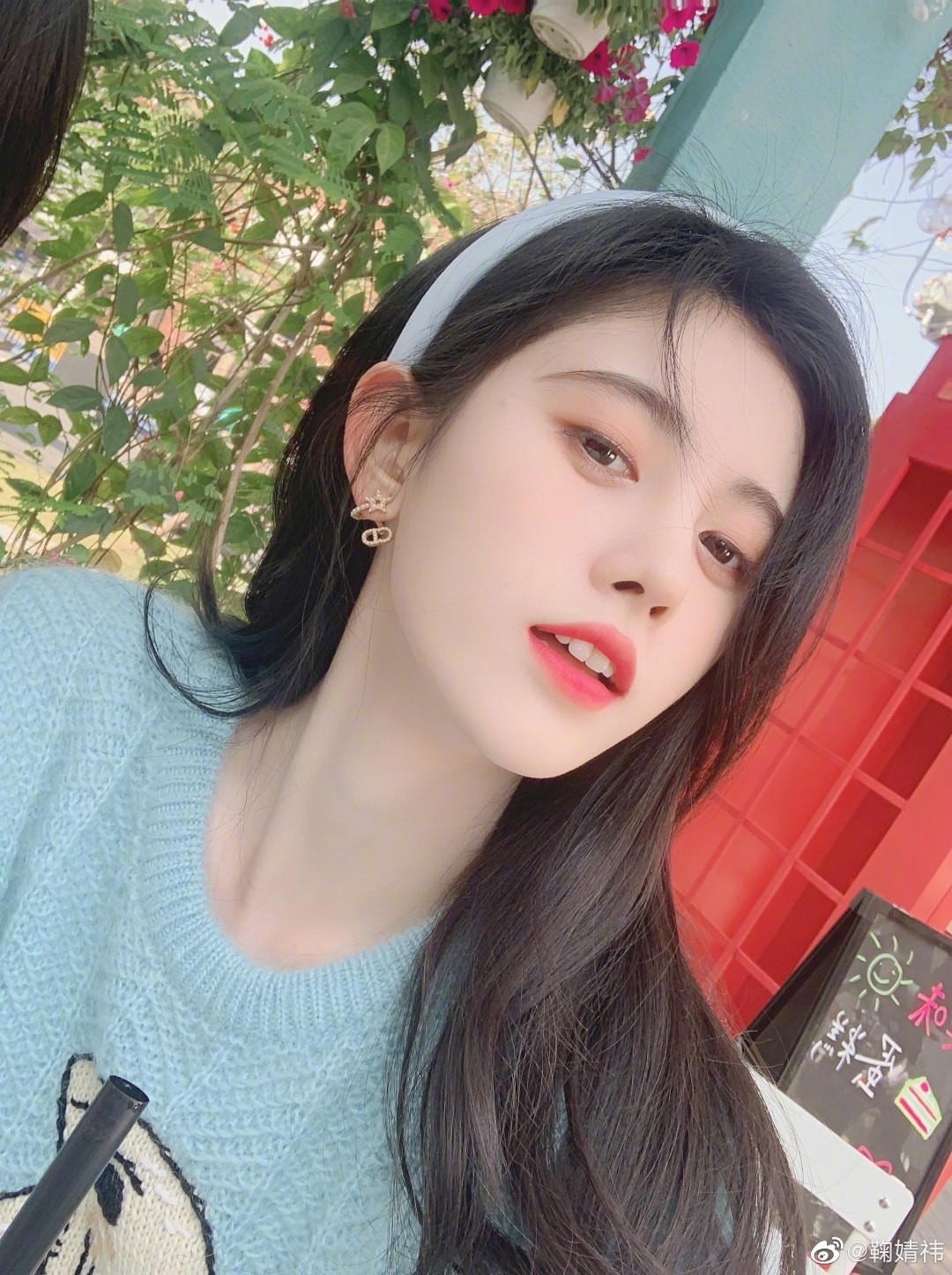 Jisoo vô tình diện đúng mẫu áo len xanh Gucci ồn ào của “mỹ nữ 4000 năm” Cúc Tịnh Y ảnh 5