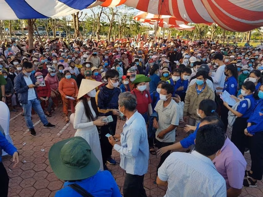 Kết thúc những ngày cứu trợ miền Trung, Thủy Tiên gây bất ngờ với hành động “chơi đẹp” này ảnh 1