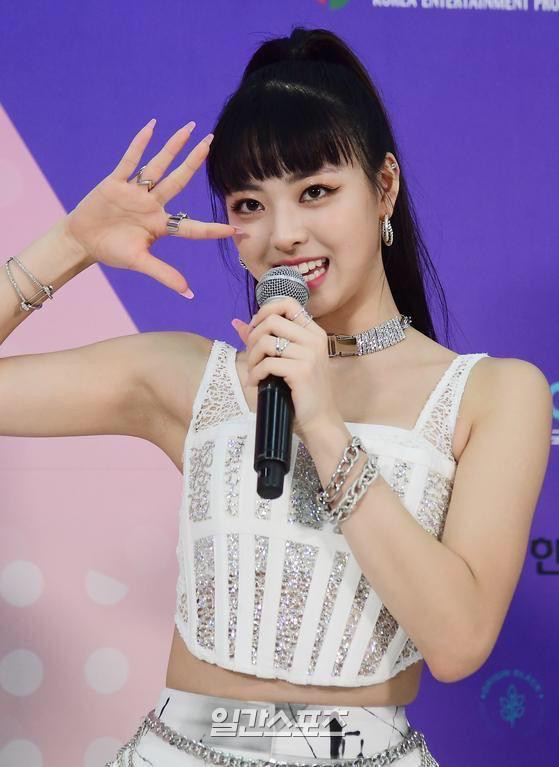 Nhìn kiểu tóc mới khó đỡ của ITZY mà netizen chỉ muốn sa thải ngay stylist công ty JYP ảnh 2