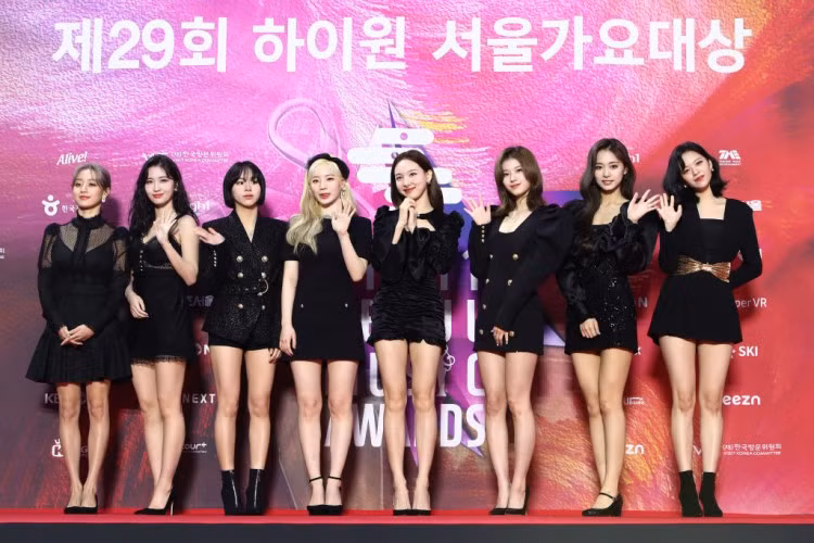 Netizen Hàn đúng hay sai khi nghi ngờ chiều cao của TWICE chỉ từ một bức ảnh? ảnh 1
