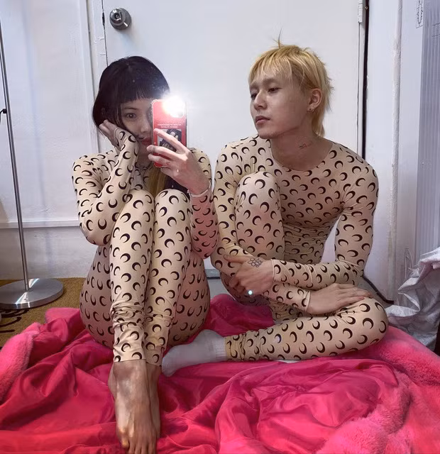 Nhìn Hyuna - E’Dawn với bộ đồ đôi nhức mắt, netizen càng thán phục stylist của BLACKPINK ảnh 2