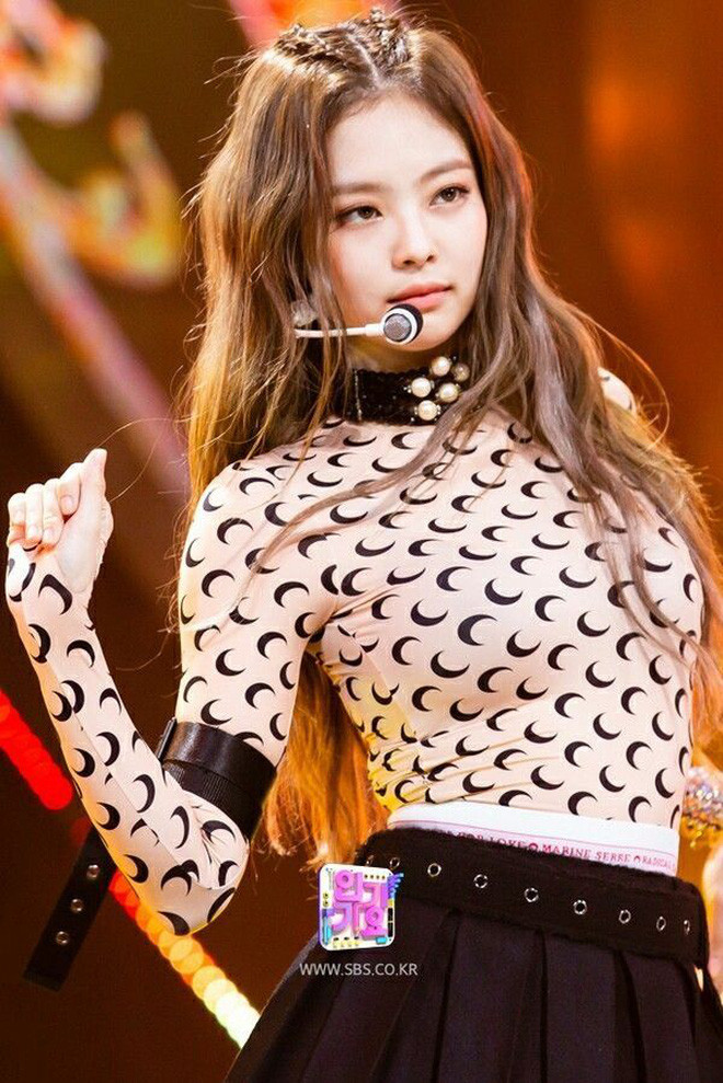 Nhìn Hyuna - E’Dawn với bộ đồ đôi nhức mắt, netizen càng thán phục stylist của BLACKPINK ảnh 3