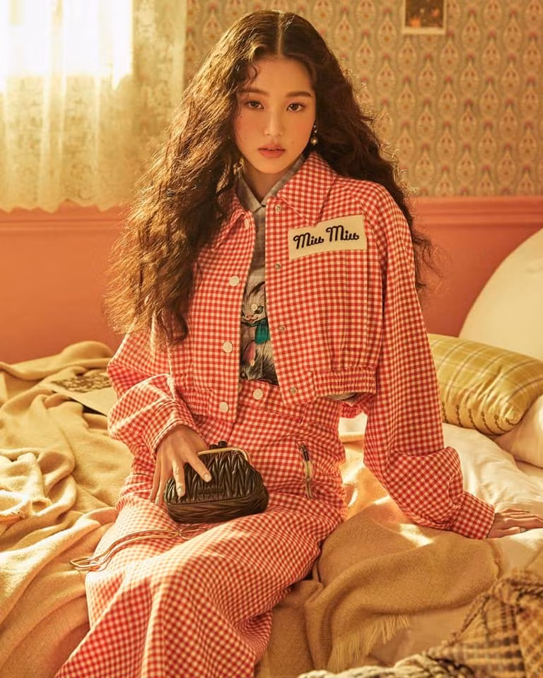 Yoona và Jang Won Young cùng trở thành “đại sứ Miu Miu”: Chị đại hay em út tỏa sáng hơn? ảnh 5