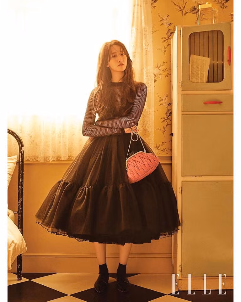 Yoona và Jang Won Young cùng trở thành “đại sứ Miu Miu”: Chị đại hay em út tỏa sáng hơn? ảnh 4