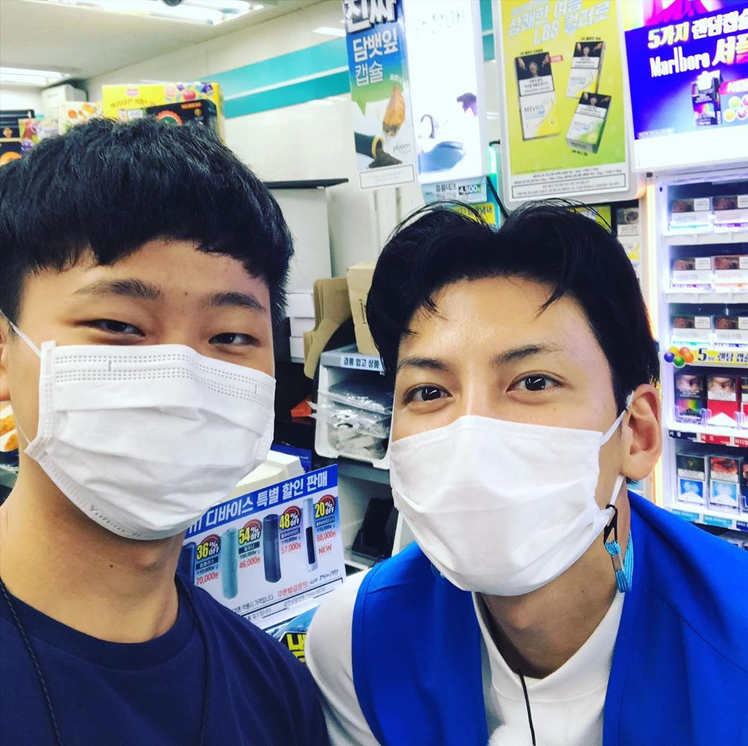 Ji Chang Wook làm nhân viên cửa hàng tiện lợi khiến fan lao tới quên cả giãn cách xã hội ảnh 6