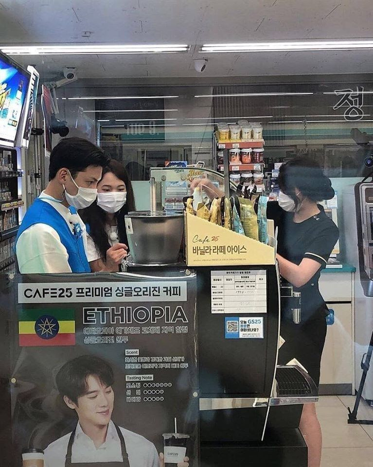 Ji Chang Wook làm nhân viên cửa hàng tiện lợi khiến fan lao tới quên cả giãn cách xã hội ảnh 3