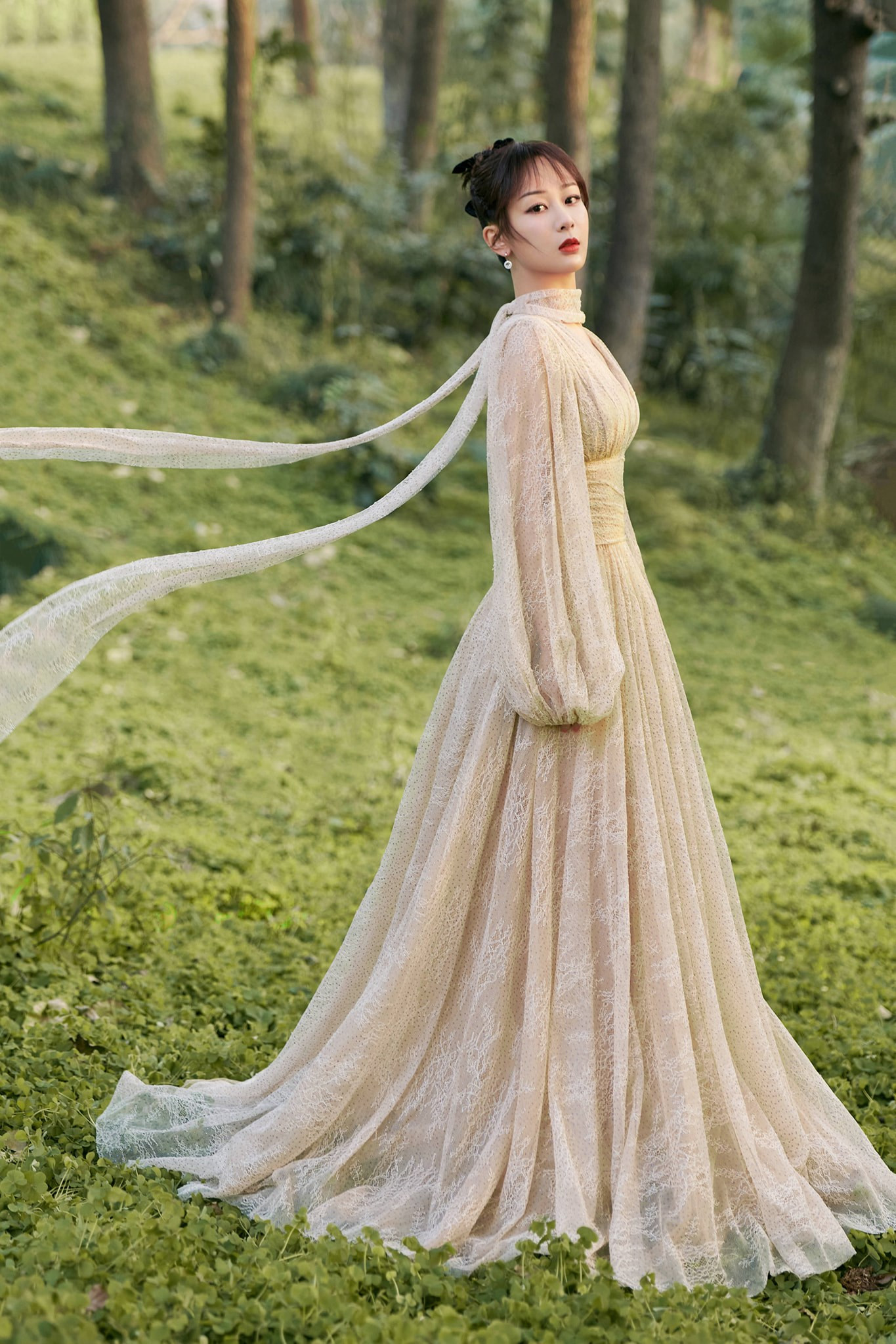 Cùng kết hợp giày thể thao với váy dạ hội, cớ sao Dương Tử không bị chê như Dương Mịch? ảnh 6