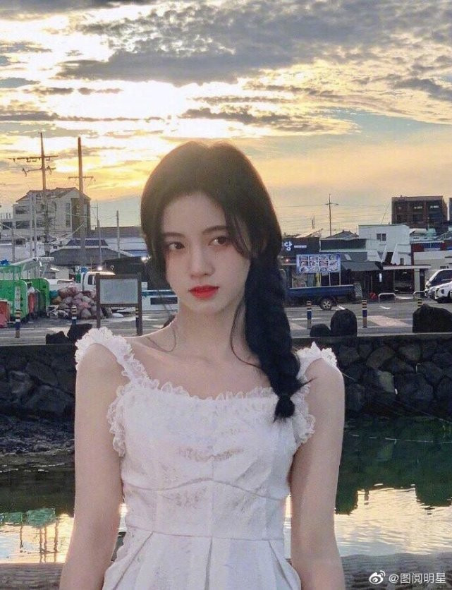 Khi Lưu Diệc Phi và Cúc Tịnh Y đụng hàng bộ ảnh bên bờ biển: Bất phân thắng bại ảnh 4