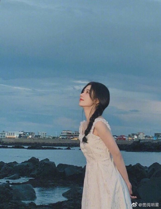 Khi Lưu Diệc Phi và Cúc Tịnh Y đụng hàng bộ ảnh bên bờ biển: Bất phân thắng bại ảnh 5