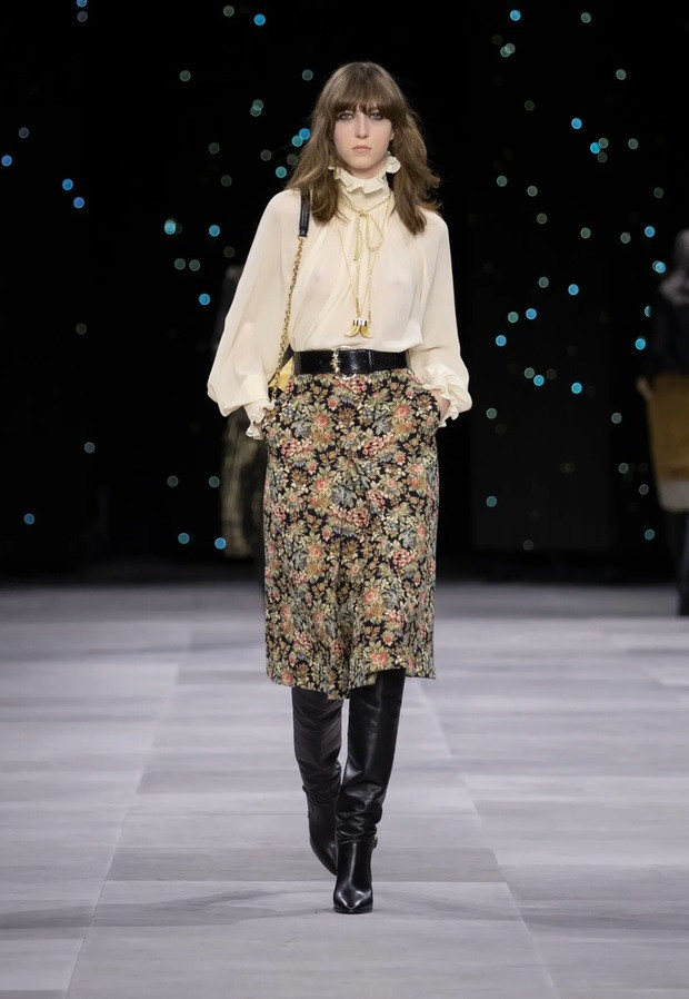 Đụng hàng từ Irene, Yoona tới Lisa, Seo Ye Ji không hề lép vế nhờ thần thái kiêu sa ảnh 9