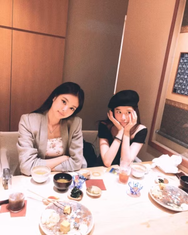 BLACKPINK đồng loạt lăng xê một chiếc quần, netizen truy tìm lai lịch thì càng bất ngờ hơn ảnh 7