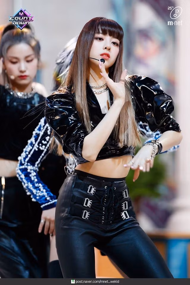Bí quyết nào giúp Yuna (ITZY) trở thành cô em út siêu hút fan? ảnh 9