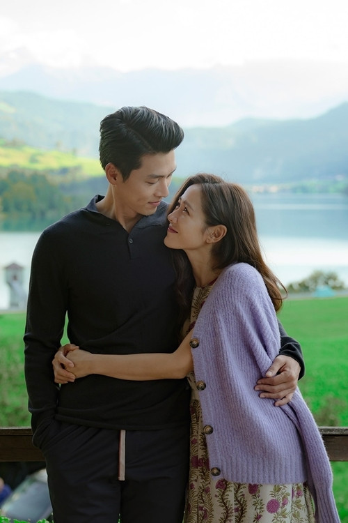 Nghe tin Hyun Bin, Son Ye Jin tham gia Baeksang mà dân tình gọi tên Song - Song ảnh 1