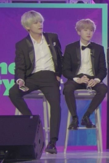 Khi “bé hạt tiêu” gặp “người khổng lồ” thì K-Pop có những màn dở khóc dở cười ảnh 8