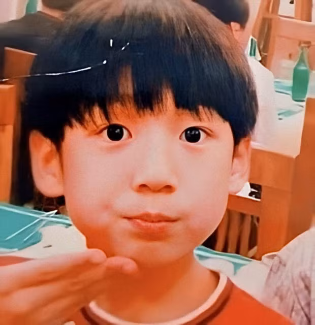 Chỉ “muốn bắt về nuôi” khi thấy loạt ảnh ngày bé “cưng muốn xỉu” của Jungkook (BTS) ảnh 4