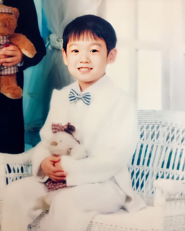 Chỉ “muốn bắt về nuôi” khi thấy loạt ảnh ngày bé “cưng muốn xỉu” của Jungkook (BTS) ảnh 7