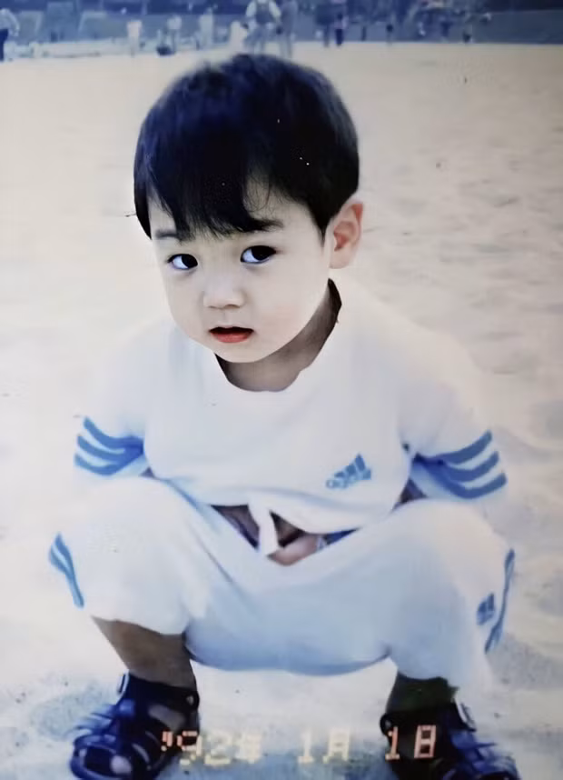 Chỉ “muốn bắt về nuôi” khi thấy loạt ảnh ngày bé “cưng muốn xỉu” của Jungkook (BTS) ảnh 6