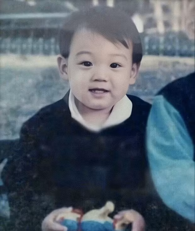Chỉ “muốn bắt về nuôi” khi thấy loạt ảnh ngày bé “cưng muốn xỉu” của Jungkook (BTS) ảnh 2
