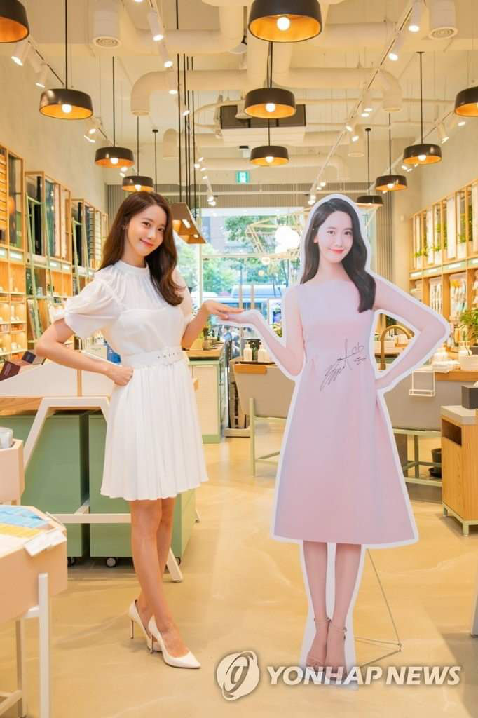 Còn ai “lầy” như Yoona: Chụp ảnh với standee quảng cáo để khoe chân không dài như ảnh ảnh 2