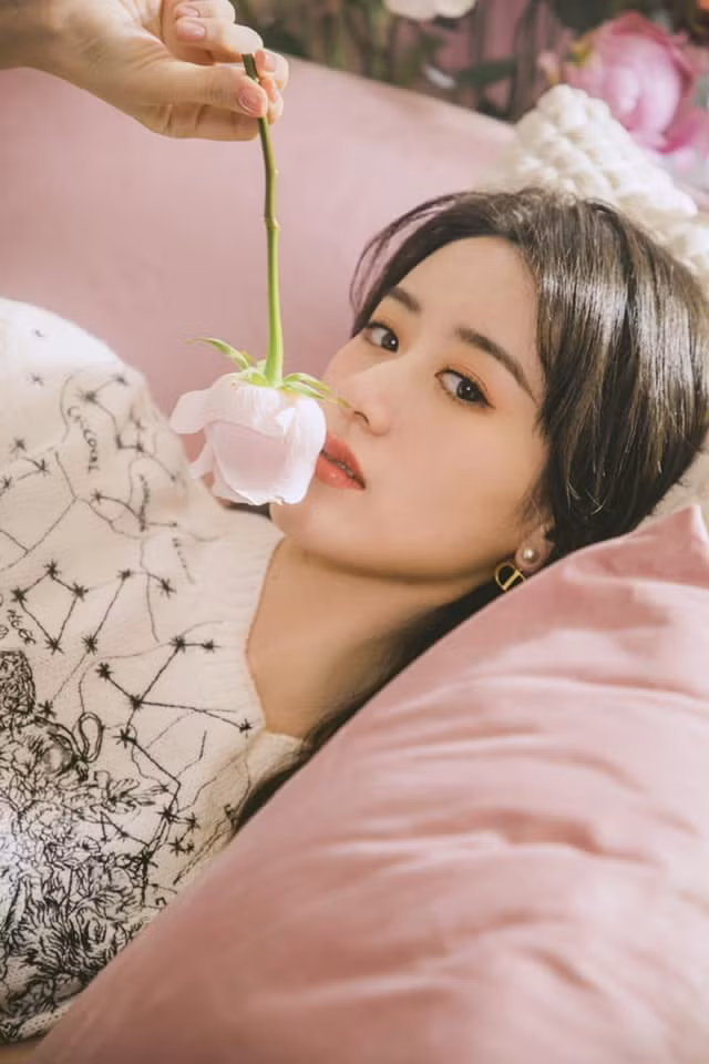 Liên tục đụng hàng Triệu Lệ Dĩnh từ phim ra đời, Viên Băng Nghiên đang muốn “ké fame” đàn chị? ảnh 8