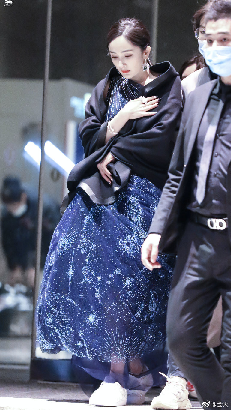 Dương Mịch diện giày thể thao lên thảm đỏ: Cá tính, mạnh mẽ hay thiếu phép tắc, chơi trội? ảnh 3