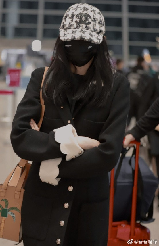 Giàu như Quan Hiểu Đồng, diện ra sân bay mẫu áo khoác Chanel mà Jennie chỉ mặc chụp tạp chí ảnh 6