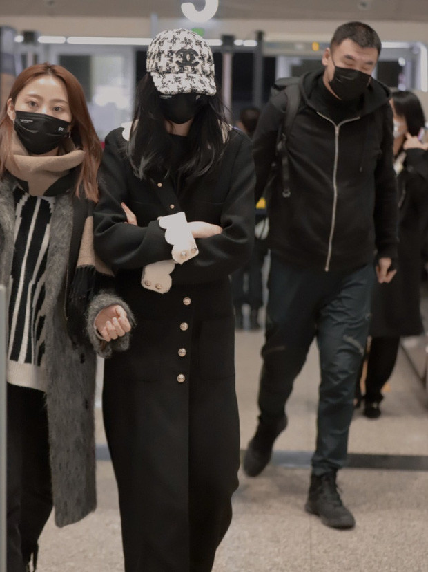 Giàu như Quan Hiểu Đồng, diện ra sân bay mẫu áo khoác Chanel mà Jennie chỉ mặc chụp tạp chí ảnh 2