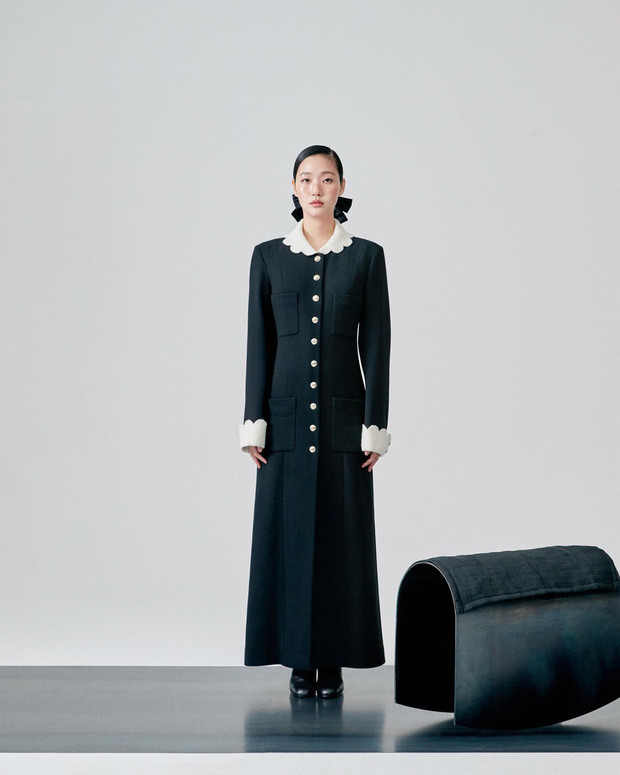 Giàu như Quan Hiểu Đồng, diện ra sân bay mẫu áo khoác Chanel mà Jennie chỉ mặc chụp tạp chí ảnh 5