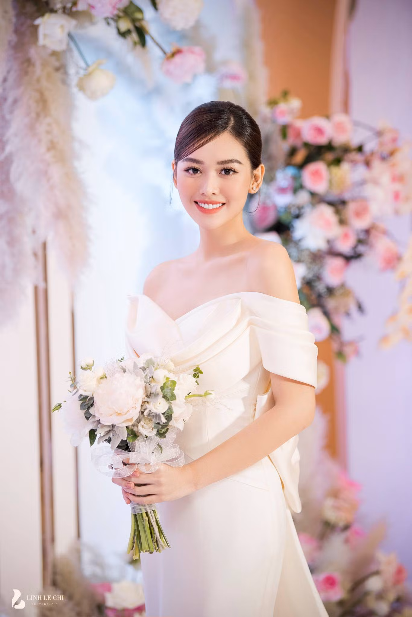 Ngắm 3 mẫu váy cưới của Á hậu Tường San: Lộng lẫy như công chúa, dịu dàng như tiểu thư ảnh 5