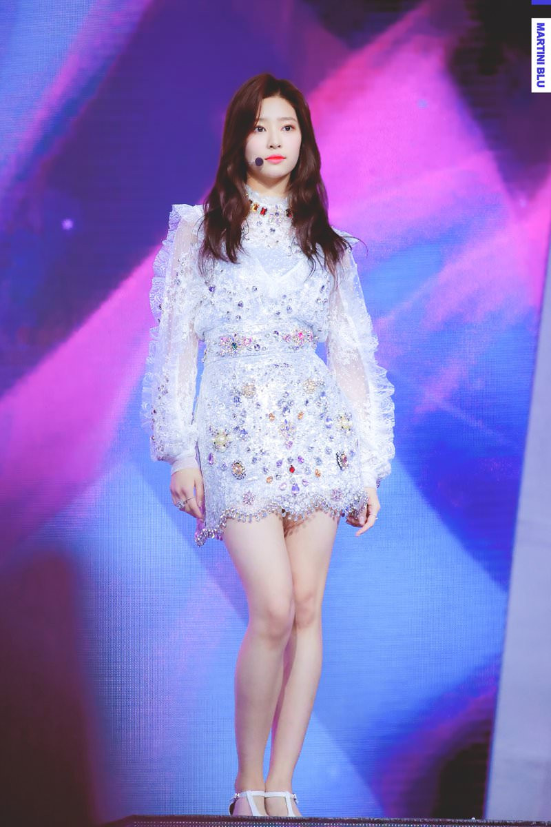 Đâu chỉ Jang Won Young, Kim Min Joo cũng xứng làm “Thủy thủ Mặt Trăng” của IZ*ONE ảnh 2