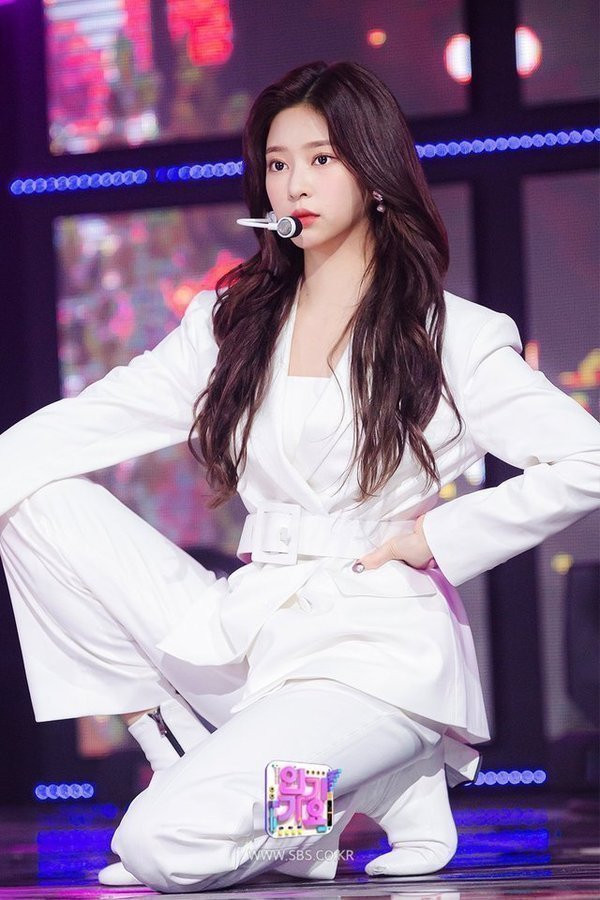 Đâu chỉ Jang Won Young, Kim Min Joo cũng xứng làm “Thủy thủ Mặt Trăng” của IZ*ONE ảnh 8