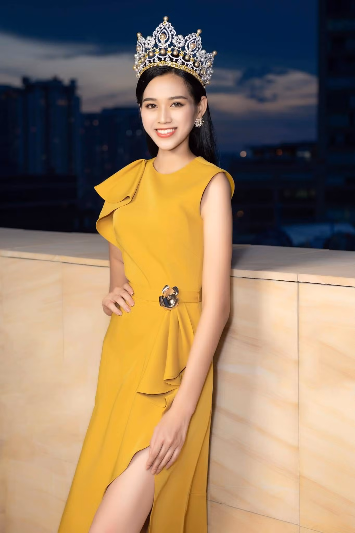 Những kiểu váy tôn vóc dáng cực phẩm của Đỗ Thị Hà, riêng 2 mẫu này Hoa Hậu cần né xa ảnh 9