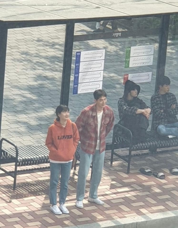 Sao Hàn 24H: Jungkook BTS hát vu vơ cũng lập thành tích, Suzy quay phim với Nam Joo Hyuk ảnh 4